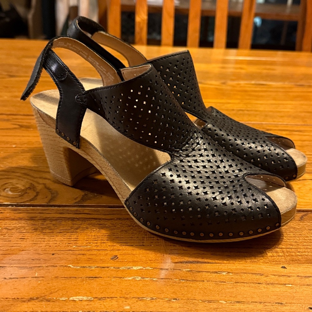 Dansko Elegant Tan Leather Slingback Heels